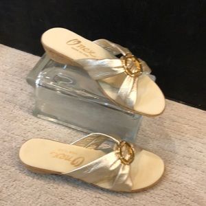Onex gold sandal